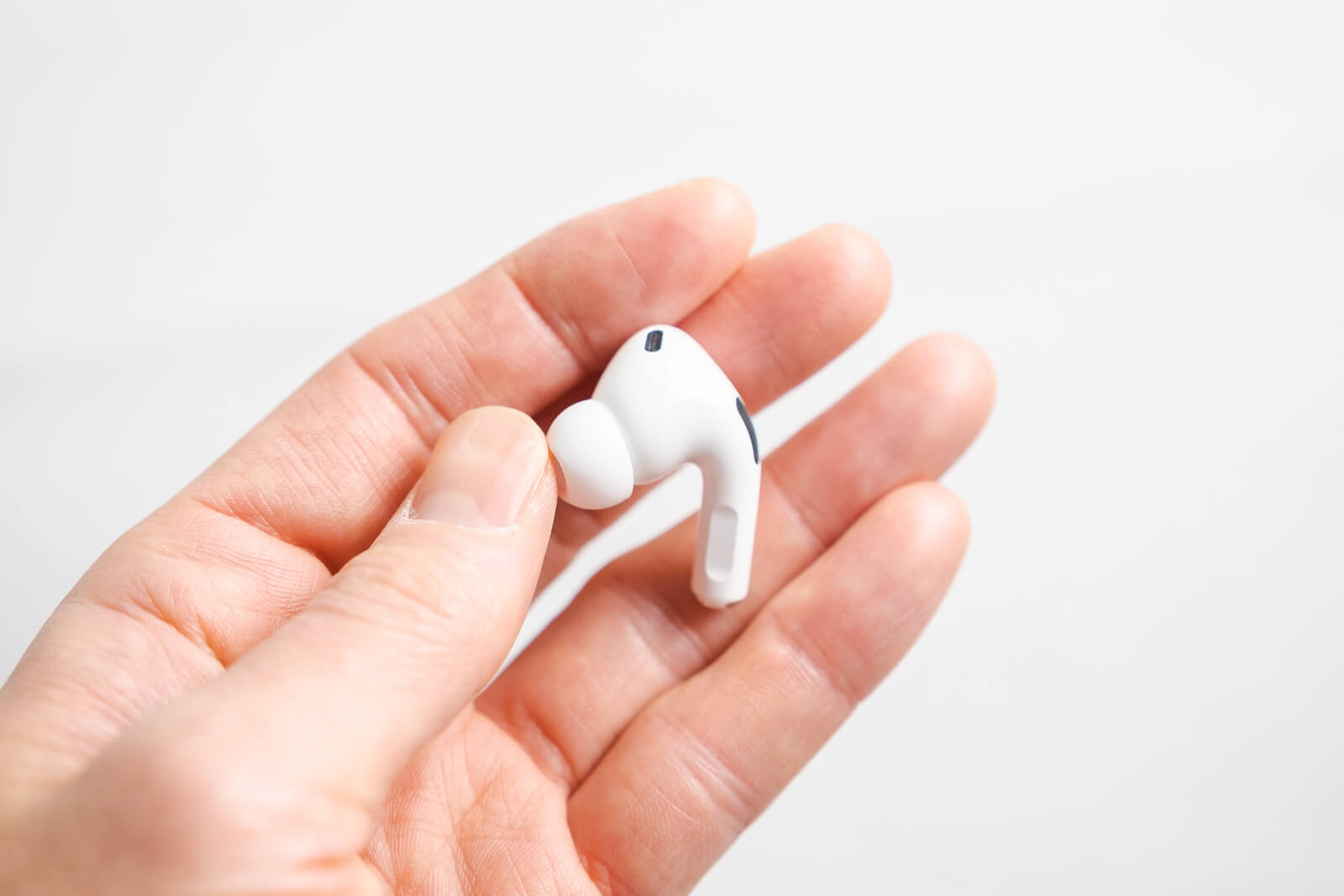 ステムの窪んだ部分に指先の腹をスライドさせ、音量の調節が可能