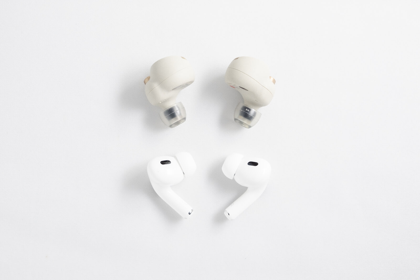 上がSONY・WF-1000XM4、下がAirPods Pro（第2世代）