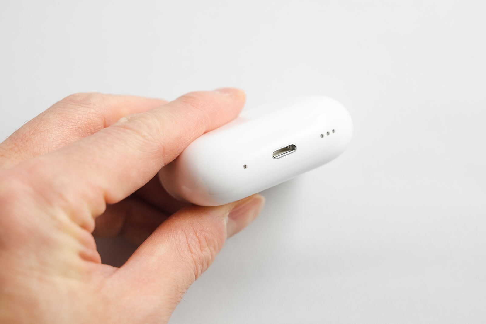 充電ケースの底面にスピーカーがついた