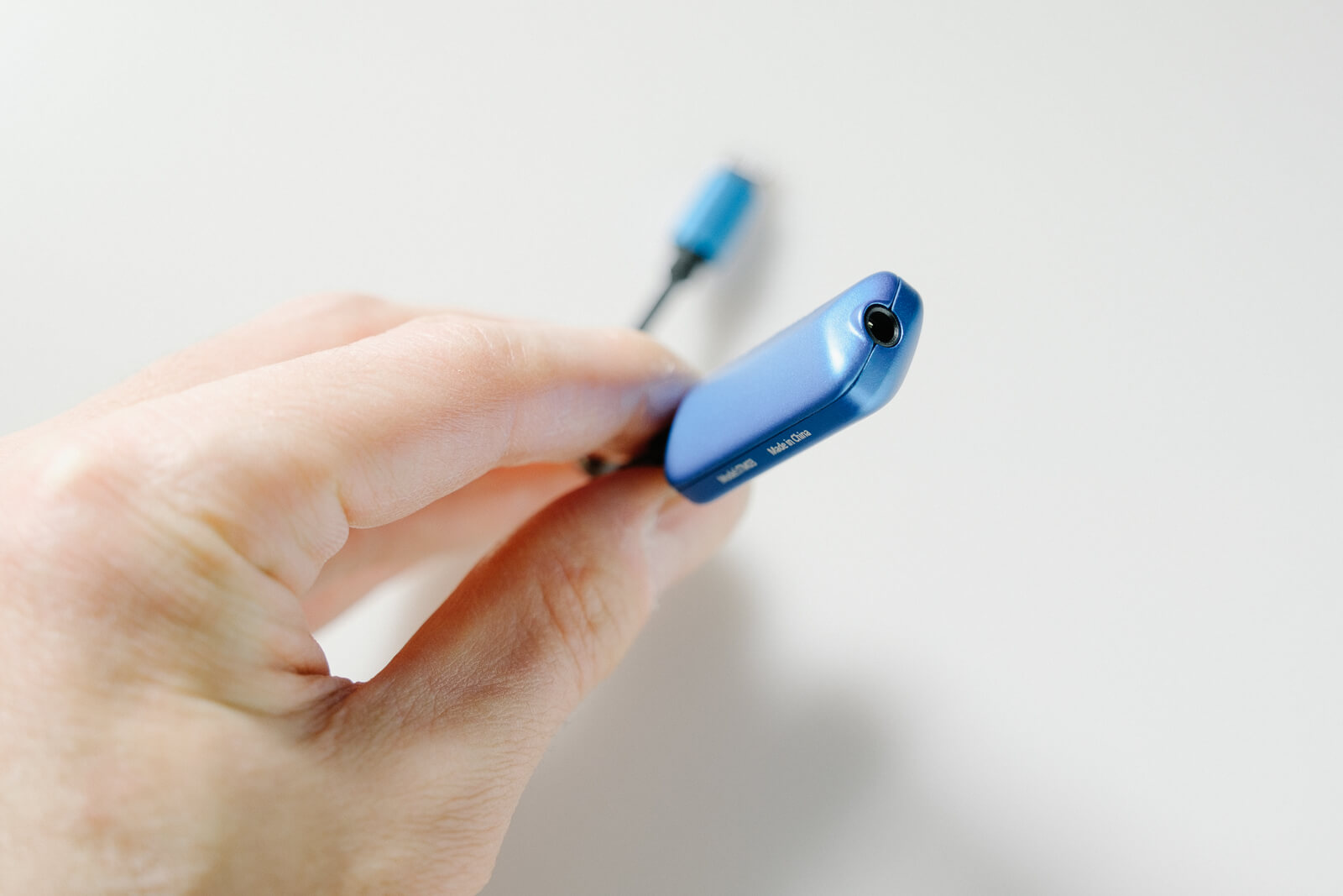 35mmジャックに有線イヤホンを差し込む