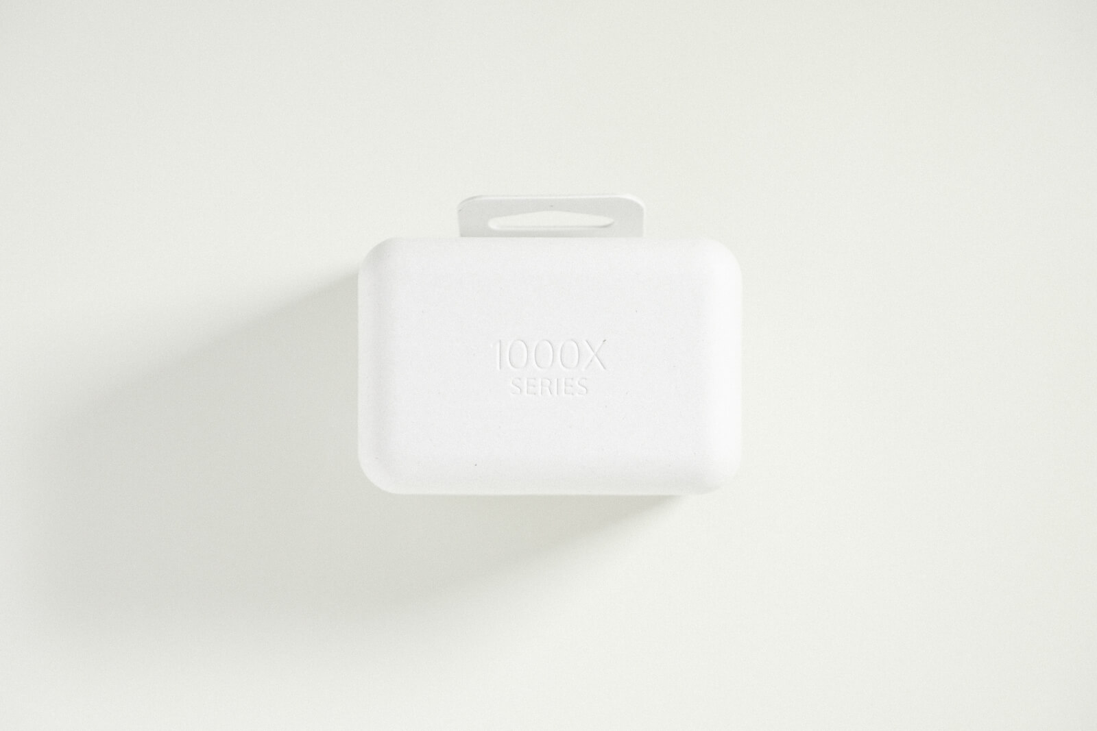 エンボス加工で「1000X SERIES」と書かれている