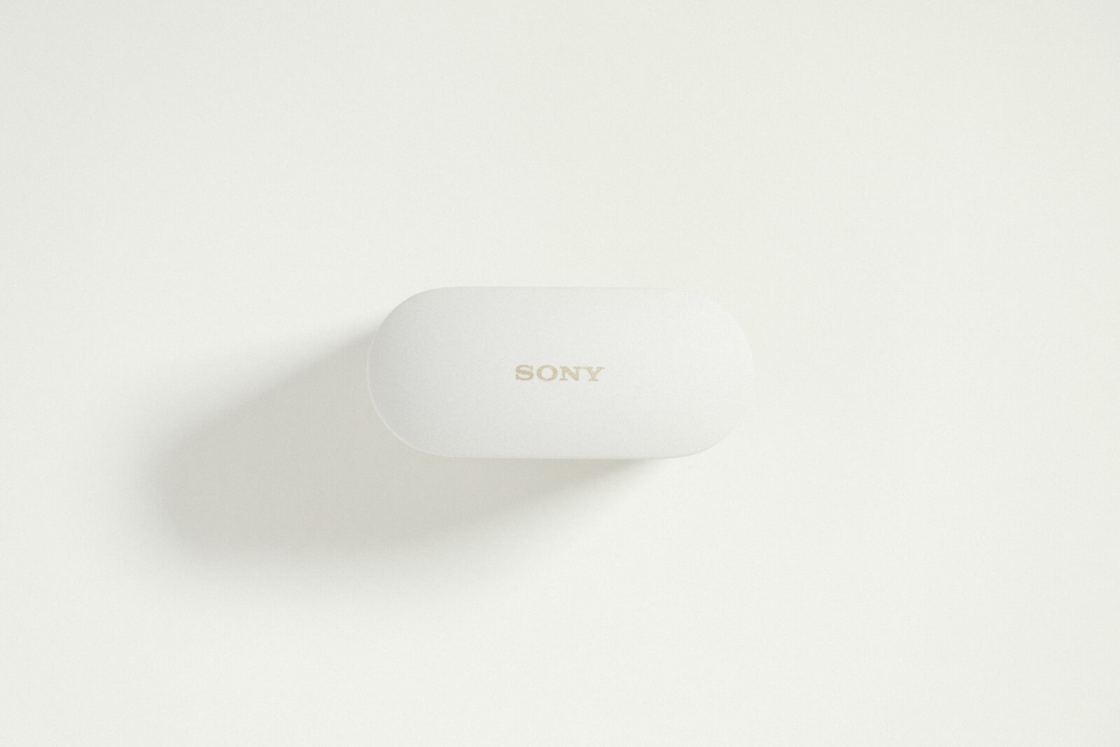 SONYのロゴを上にして、Qi規格のワイヤレス充電器の上に置く
