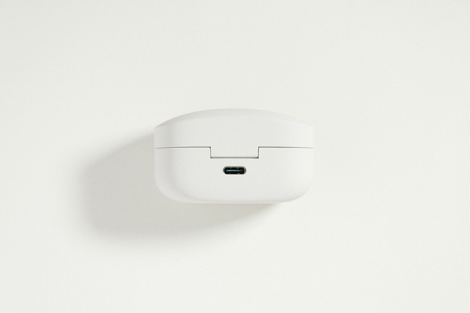 充電ケースの背面に、USB-Cの差込口がある